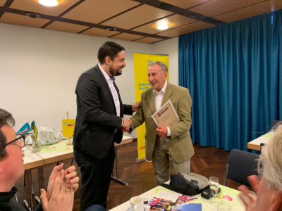Dr. Patrick Lechner ernennt den Chemiker Dr. Helmut Prigge zum FDP-Ehrenmitglied